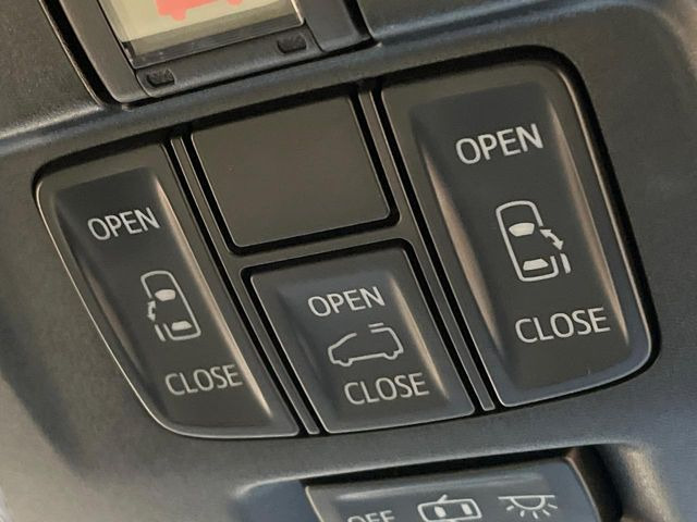 【両側スライドドア】駐車場で隣の車との間隔が狭く乗りにくい時、スライドドアなら安心!ドアオープン時も幅を取らず、開口部が広いので乗り降りがとっても簡単です。大きな荷物の出し入れも後席から可能♪