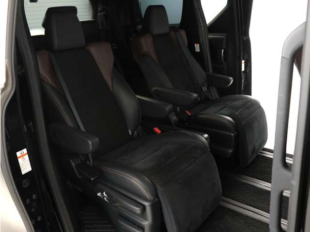 【ハーフレザー×オットマン付きセカンドシート】ロングスライドシートとオットマン機能により足を楽々伸ばす事が可能です!また、ひじ掛けもありますので、快適なドライブをお楽しみいただけます!