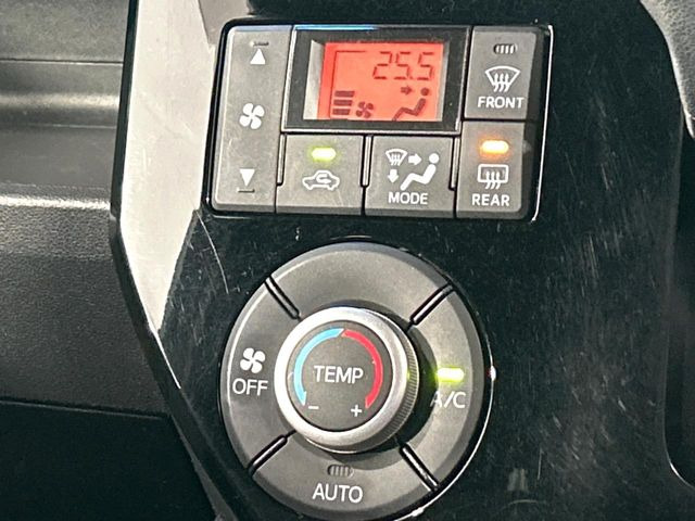 【オートエアコン】一度お好みの温度に設定すれば、車内の温度を検知し風量や温度を自動で調整。暑い…寒い…と何度もスイッチ操作をする必要はありません。快適な車内空間には必須の機能ですね♪