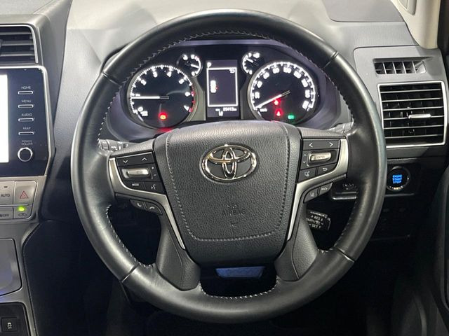 ステアリングも使用感が少なく、きれいな状態となっております♪