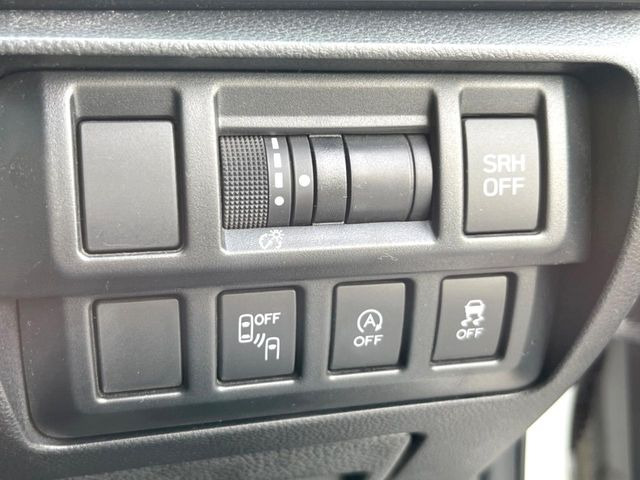 【リヤビークルディティクション】走行中、ドアミラーの死角になりやすい箇所に後続車が接近するとサイドミラー付近に警告を表示、ドライバーに注意喚起と、万一の際はハンドル操作をアシストをします。