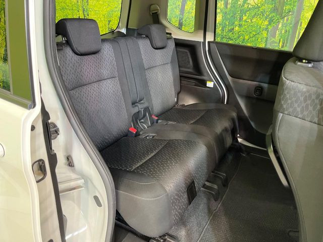 後部座席も気になるようなキズ・汚れやへたり等、大きなダメージはなく、良好な状態です。