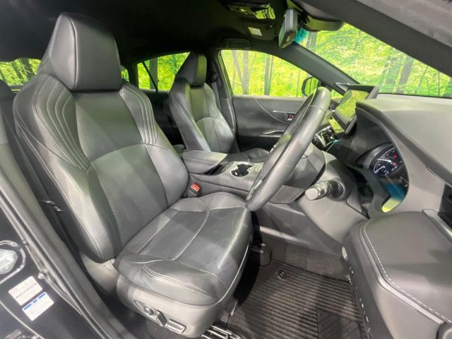 【黒革シート】上質な本革を使用し、高級感あふれる黒革シート。常に体に触れる部分だから、座り心地の良さにはこだわりたいですね♪汚れの付着や劣化を抑制する内装コーティング施工もおススメですよ♪