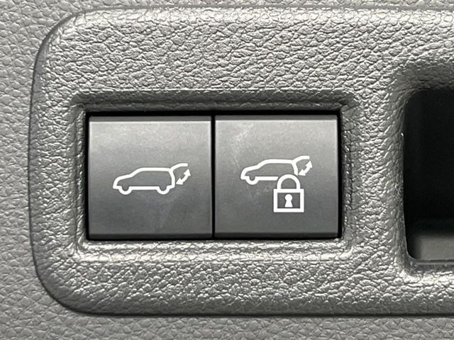 【パワーバックドア】スマートキーや運転席のボタンを押すだけでリアゲートが自動で開閉します!荷物を持っている時や、高い位置にあるバックドアを閉める際に便利な機能です♪