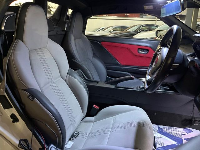 【専用スポーツシート】ホールド性に優れ、カーブ時の体が流れを抑制してくれます。また、体にフィットするから腰や背中が疲れにくく、ロングドライブや高速走行でも快適にお過ごしいただけます♪