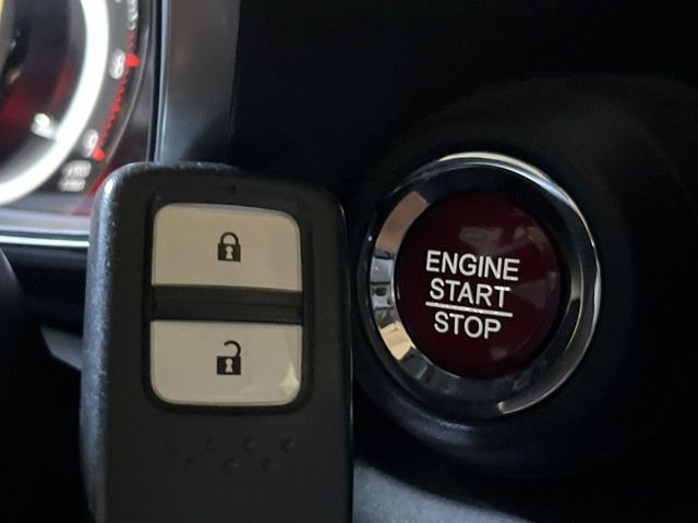 【キーレス】少し離れた場所からでもボタン一つでドアの開錠・施錠ができるのでとっても便利!ドアの鍵穴周りに傷をつけることもありません♪