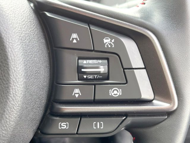 【全車速追従機能付クルーズコントロール】高速道路での長距離走行が楽に!!自動で速度を保つクルーズコントロールが、衝突軽減システムと連携し、前方の車両を感知して車間を保つように速度調節してくれます!!