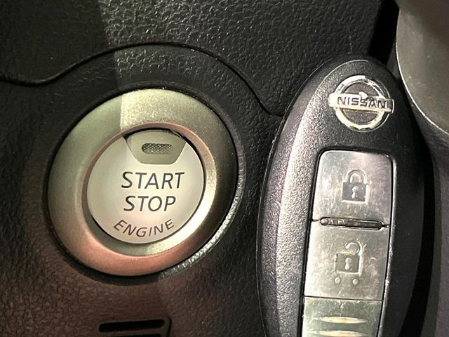 【インテリジェントキー】カバンやポケットに入れたままでもドアの施錠・解錠が可能なスマートキーを装備。エンジンのオン・オフ時もカギを取り出す必要が無いからとっても便利です♪