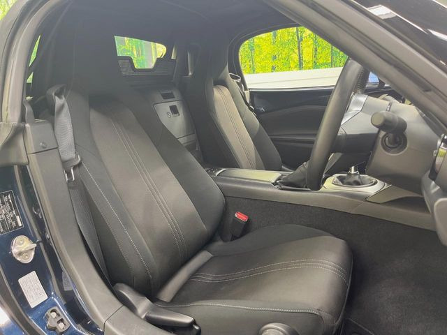 運転席まわりには十分なスペースがあり、大柄な方でもゆったり運転していただける環境です。