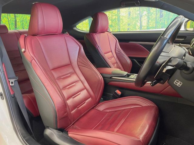 【赤革シート】デザイン性が高く、高級感のある赤革シート。常に体に触れる部分だから、座り心地の良さにはこだわりたいですね♪汚れの付着や劣化を抑制する内装コーティング施工もおススメですよ♪