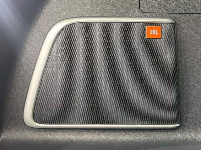 【JBLサウンドシステム】メーカーオプションの高品位サウンドシステムを搭載。専用のチューニングが施された大小様々なスピーカーから良質なサウンドが奏でられ、臨場感あふれる音響空間を演出します。