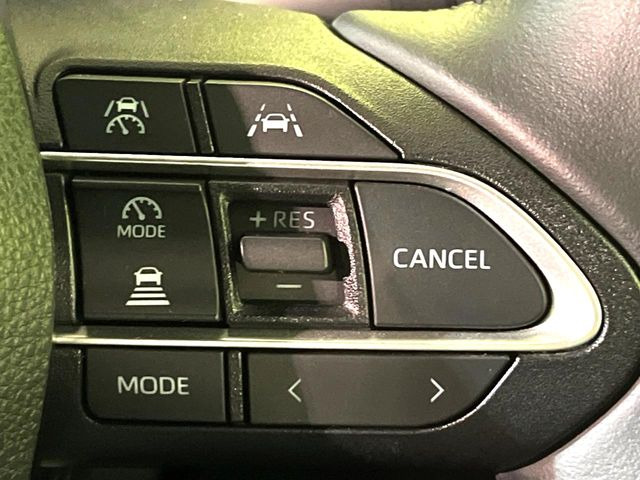 【レーダークルーズコントロール】高速道路での長距離走行が楽に!!自動で速度を保つクルーズコントロールが、衝突軽減システムと連携し、前方の車両を感知して車間を保つように速度調節してくれます!!