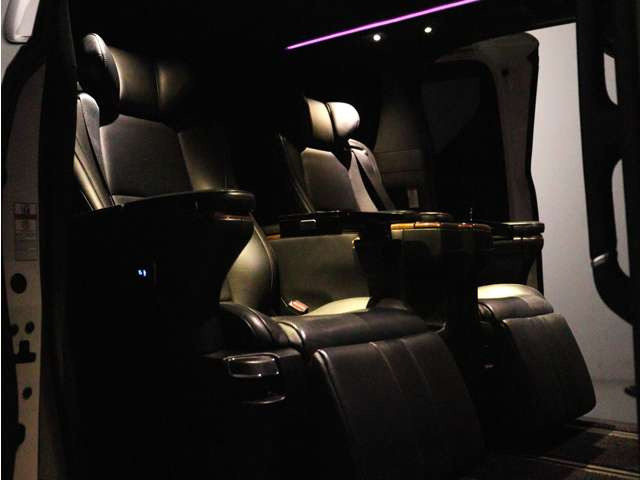 (☆プレミアム黒本革エアシート☆)ブラックレザーを使用した快適な温冷風シート機能、専用の読書灯、電動リクライニング、電動オットマン、シートメモリー機能、格納テーブル、最上級モデルが入庫しました。