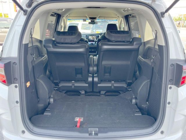 ���i�̂���������ʋ΁A���}���ɏ\���ȉ׎��X�y�[�X���m�ۂ��Ă���܂��B�Z�J���h�V�[�g��|���ƁA�傫�ȉו��̐ύڂ��\�ł���