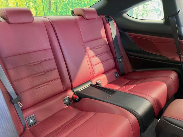 後部座席も気になるようなキズ・汚れやへたり等、大きなダメージはなく、良好な状態です。