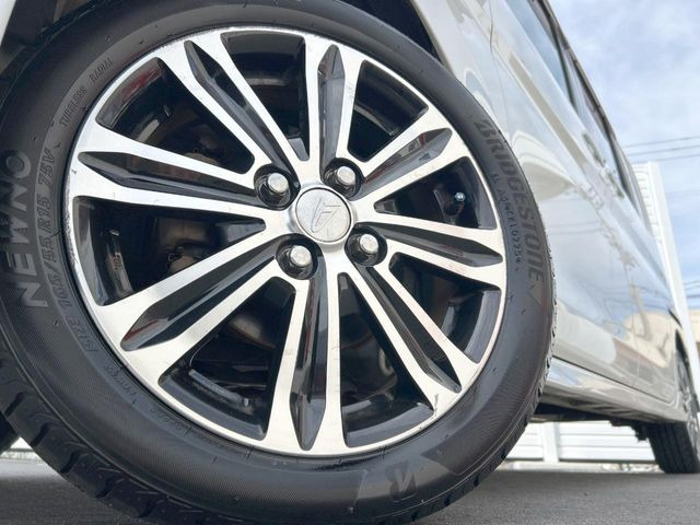 �y����15�C���`�A���~�z�C�[���z�O�ςɃ}�b�`���������A���~�z�C�[���𑕒����Ă���܂��B�e��ЊO�A���~�z�C�[����A�X�^�b�h���X�^�C�����戵�����Ă���܂��B���񂲑��k����������