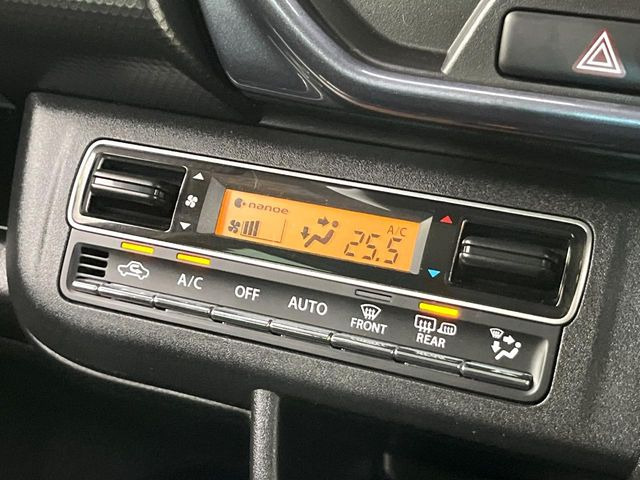 【オートエアコン】一度お好みの温度に設定すれば、車内の温度を検知し風量や温度を自動で調整。暑い…寒い…と何度もスイッチ操作をする必要はありません。快適な車内空間には必須の機能ですね♪