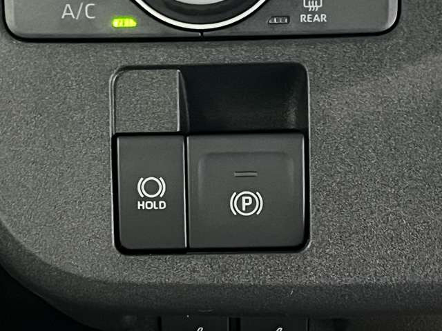 ブレーキを踏んで停車するとブレーキ状態が保持される便利なブレーキホールド付き!