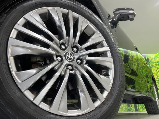 【グレード専用純正19インチアルミホイール】デザイン性の高い純正アルミホイールを装着しております。各種社外アルミホイールや、スタッドレスタイヤも取扱いしております。是非ご相談ください♪