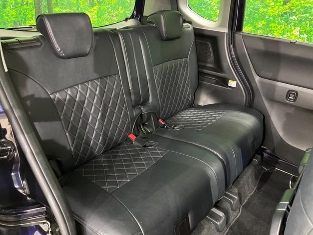 後部座席も気になるようなキズ・汚れやへたり等、大きなダメージはなく、良好な状態です。