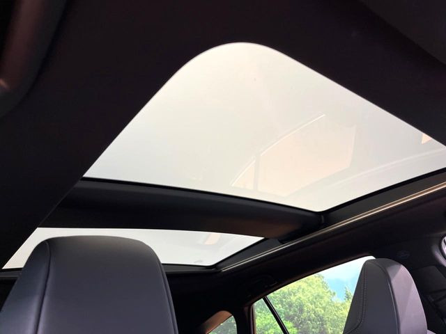 【パノラマルーフ】大型のガラスルーフ搭載で車内の解放感が一気にアップ!開放的なドライブをお楽しみいただけます。