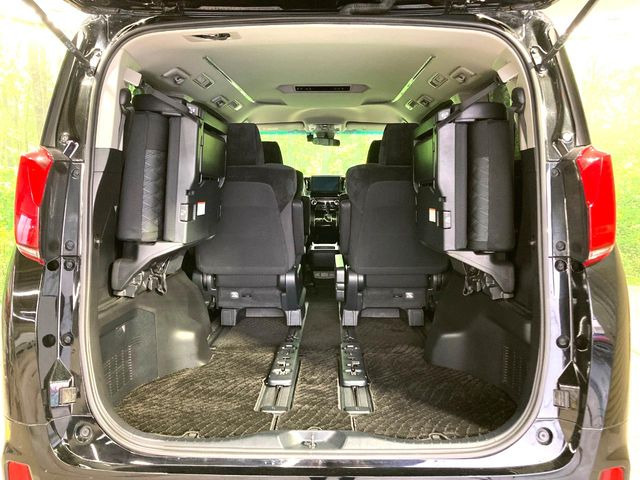 ���i�̂���������ʋ΁A���}���ɏ\���ȉ׎��X�y�[�X���m�ۂ��Ă���܂��B�Z�J���h�V�[�g��|���ƁA�傫�ȉו��̐ύڂ��\�ł���