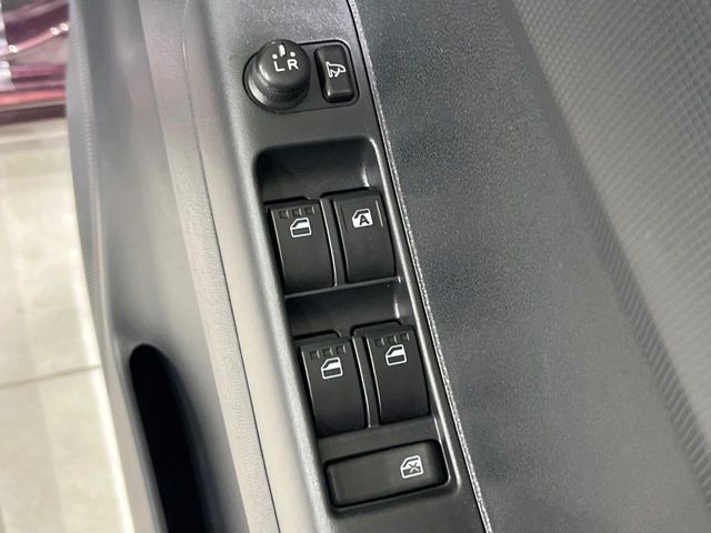 �y�d���i�[�~���[�z�T�C�h�~���[�͓d���i�[���ƂȂ��Ă���A�������ԏ�ł��L�Y�������X�N��}�����܂��B