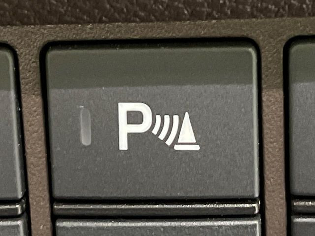 【クリアランスソナー】バンパーに付いたセンサーが障害物を検知!一定の距離に近づくとアラートで教えてくれます♪狭い駐車スペースや車庫入れ時も安心ですね☆