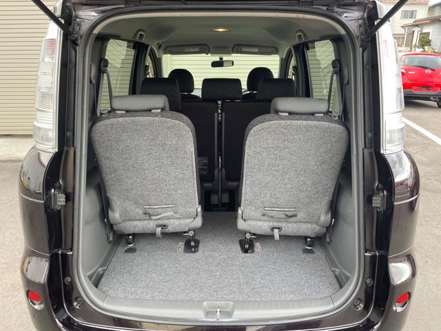 普段のお買い物や通勤、送迎等に十分な荷室スペースを確保しております。セカンドシートを倒すと、大きな荷物の積載も可能です♪