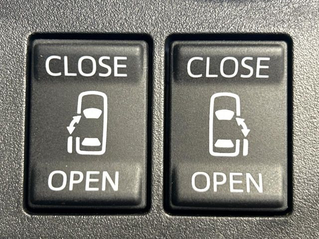 【両側パワースライドドア】スマートキーや運転席のスイッチで後席両側スライドドアの開閉が可能♪電動だから力を入れてドアを開ける必要が無く、小さなお子様でも簡単に開け閉めでき快適です♪