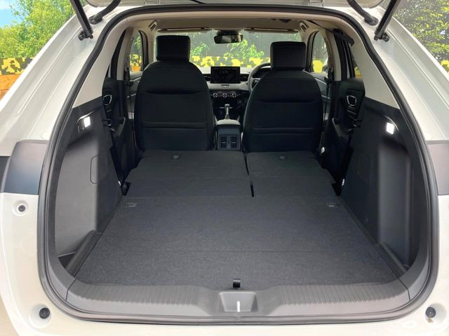 後席を格納すると、これだけの広さが!シーンに合わせたシートアレンジで、大きな荷物も積むことが出来ます♪
