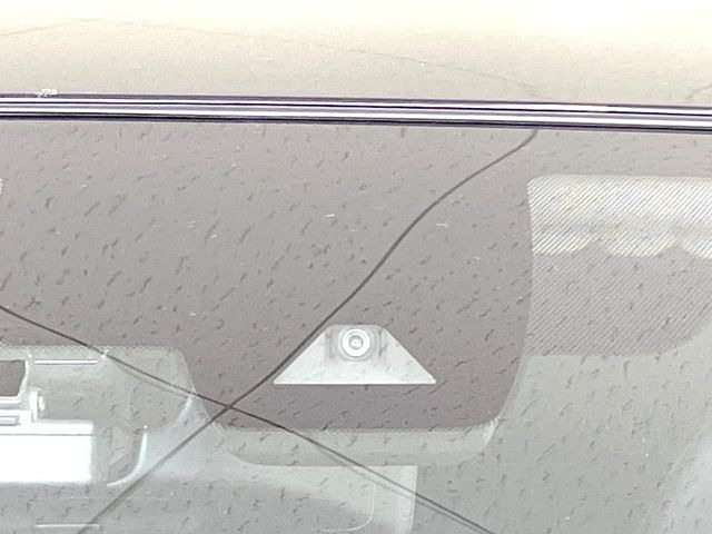 【インテリジェントエマージェンシーブレーキ】フロントカメラで前方の車両や歩行者を検知。衝突しそうな時は衝突被害軽減ブレーキが作動、衝突回避をサポート。より安全にドライブをお楽しみいただけます。