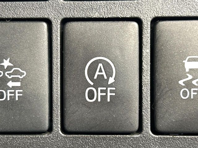 【アイドリングストップ】赤信号や渋滞で停車した際にエンジンを停止し、無駄な燃料の消費を抑えます。燃費向上や環境保護につなげる機能♪エンジンはブレーキを離せば再始動します。