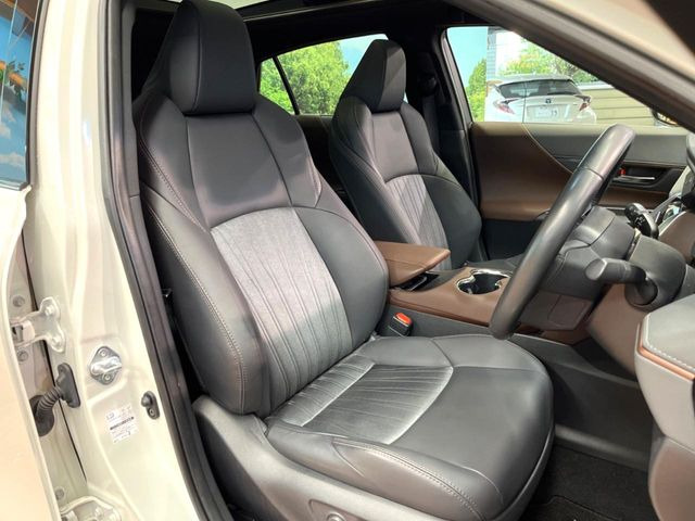 【ハーフレザーシート】高級感と座り心地を両立した人気のシート♪背面・座面のファブリック素材は、通気性の良さや滑りにくさに優れています。気温や服装に左右されず快適にお乗りいただけます。