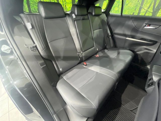 広々とした2列目シートは居住性が高く、居心地も快適!友達や家族とのお出かけにぴったりです。ベビーシートやチャイルドシート使用時も快適にお過ごしいただける十分な空間を確保しています。