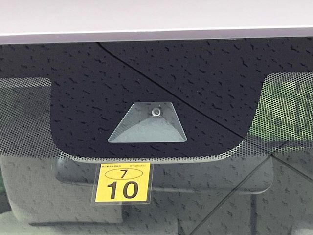 【ホンダセンシング】走行中に前方の車両等を認識し、衝突しそうな時は警報とブレーキで衝突回避と被害軽減をアシスト。より安全にドライブをお楽しみいただけます。