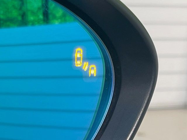 【ブラインドスポットモニタリング】走行中、ドアミラーの死角になりやすい箇所に後続車が接近するとサイドミラー付近に警告を表示、ドライバーに注意喚起をしてくれます。