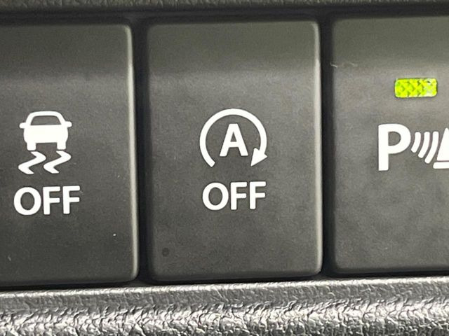 【アイドリングストップ】赤信号や渋滞で停車した際にエンジンを停止し、無駄な燃料の消費を抑えます。燃費向上や環境保護につなげる機能♪エンジンはブレーキを離せば再始動します。