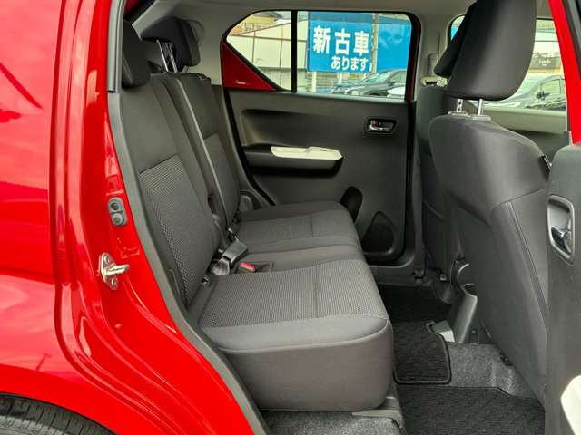 後席も足元広々です。長時間の移動はやはり広々で窮屈じゃないほうが良いですね。