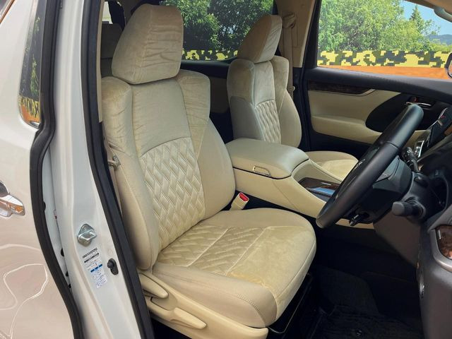 運転席まわりには十分なスペースがあり、大柄な方でもゆったり運転していただける環境です。