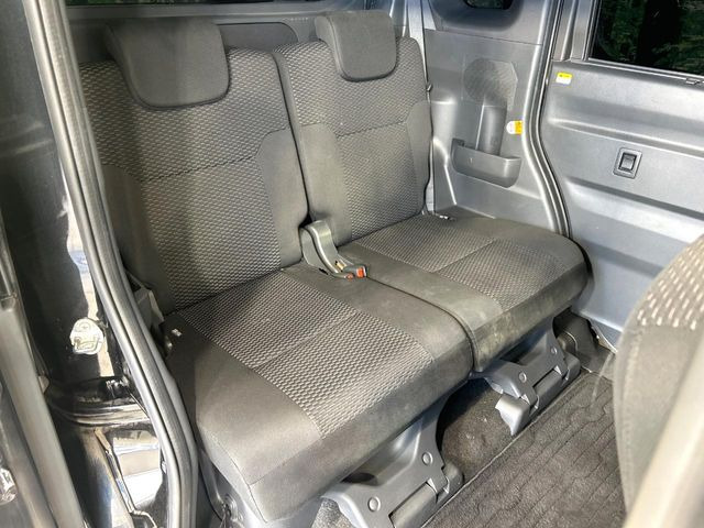 後部座席も気になるようなキズ・汚れやへたり等、大きなダメージはなく、良好な状態です。