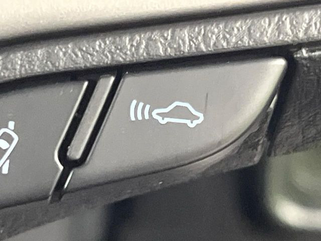 【レーダークルーズコントロール】高速道路での長距離走行が楽に!!自動で速度を保つクルーズコントロールが、衝突軽減システムと連携し、前方の車両を感知して車間を保つように速度調節してくれます!!