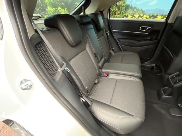 後部座席も気になるようなキズ・汚れやへたり等、大きなダメージはなく、良好な状態です。