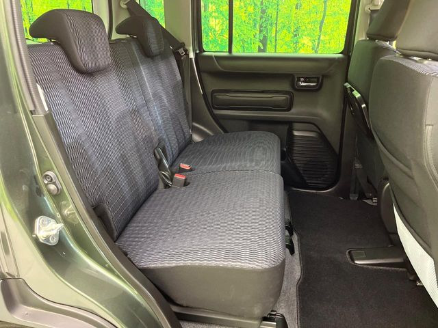 後部座席も気になるようなキズ・汚れやへたり等、大きなダメージはなく、良好な状態です。