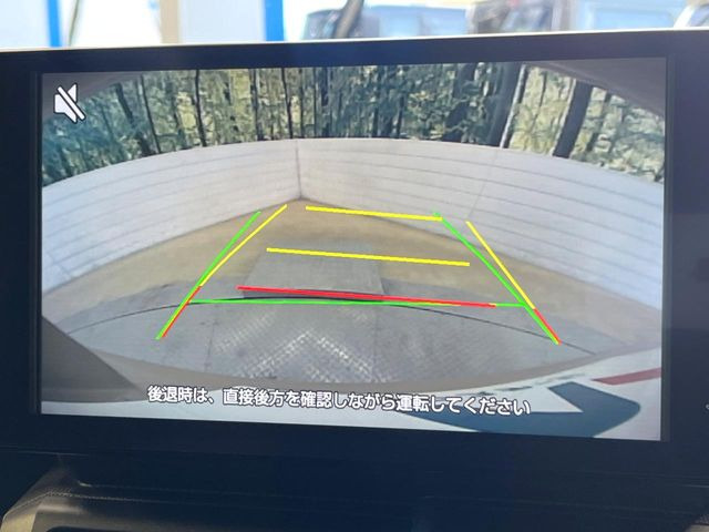 【バックカメラ】駐車時に後方がリアルタイム映像で確認できます。大型商業施設や立体駐車場での駐車時や、夜間のバック時に大活躍!運転スキルに関わらず、今や必須となった装備のひとつです!