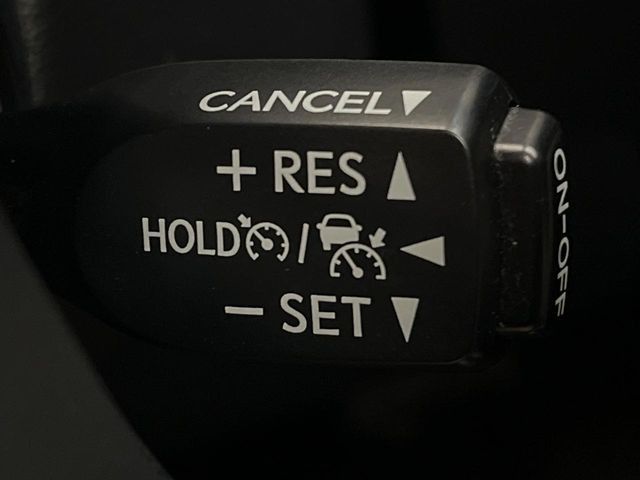 【レーダークルーズコントロール】高速道路での長距離走行が楽に!!自動で速度を保つクルーズコントロールが、衝突軽減システムと連携し、前方の車両を感知して車間を保つように速度調節してくれます!!