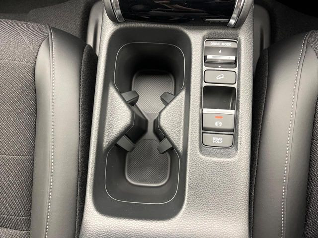 【電動パーキングブレーキ】パーキングブレーキは便利な電動式!ボタン一つで操作でき、アクセルを踏めば自動で解除されます♪レバーやペダルが無いので運転席廻りもすっきりしますね♪