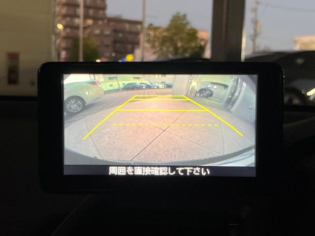 【バックカメラ】駐車時に後方がリアルタイム映像で確認できます。大型商業施設や立体駐車場での駐車時や、夜間のバック時に大活躍!運転スキルに関わらず、今や必須となった装備のひとつです!
