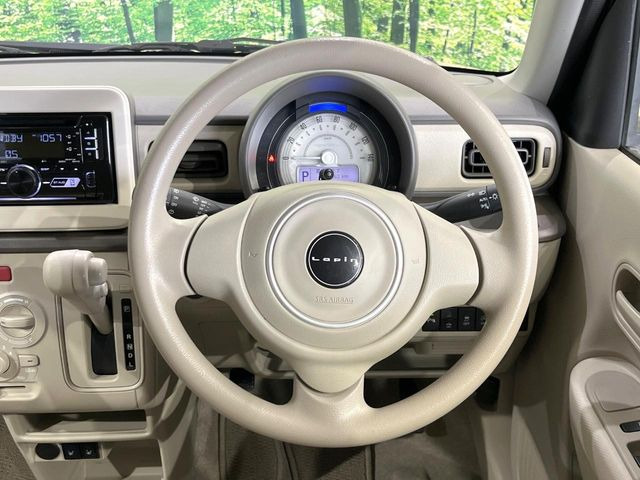 インテリアに合わせたデザインのステアリングは、運転される方のことも考え、運転しやすい形状、大きさです。是非一度、実際に触ってお確かめください。