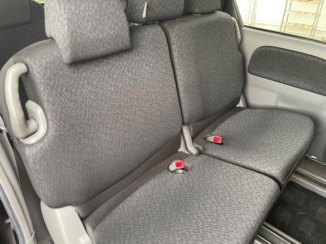 後部座席も気になるようなキズ・汚れやへたり等、大きなダメージはなく、良好な状態です。